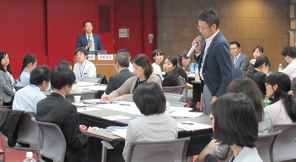Yasufumi Kuroda, Daiichi-Sankyo, listens to audience question